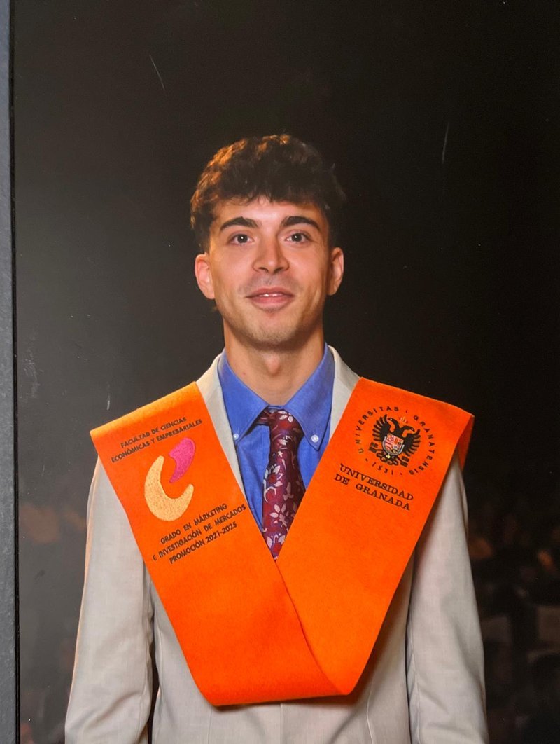 Pedro Romero graduado en la UGR